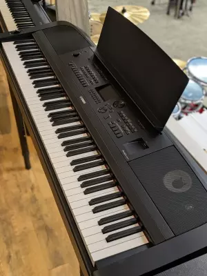 Yamaha - DGX670 B 3